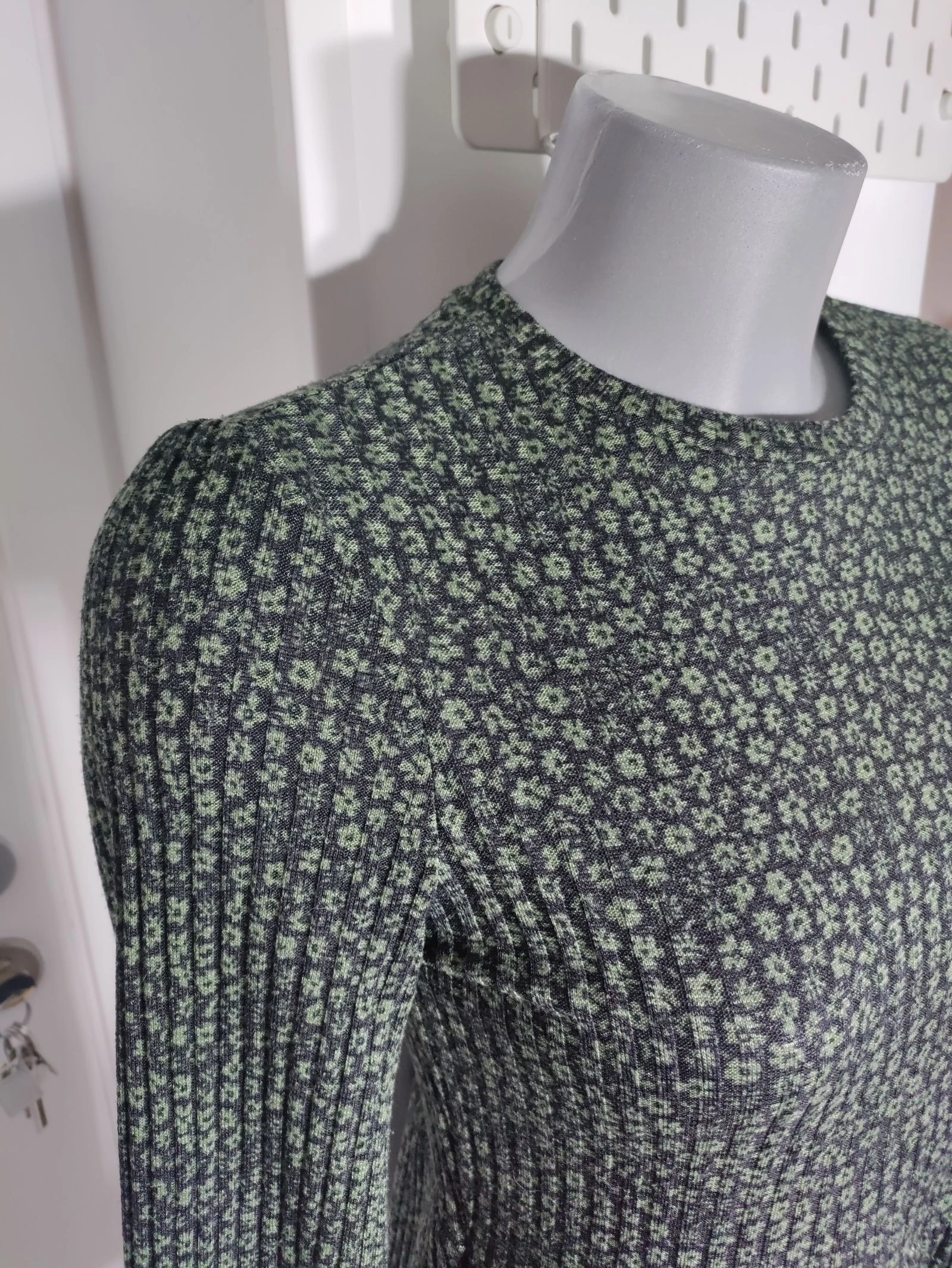 Vestido canalé floral verde Stradivarius – elástico – talla S – photo 3